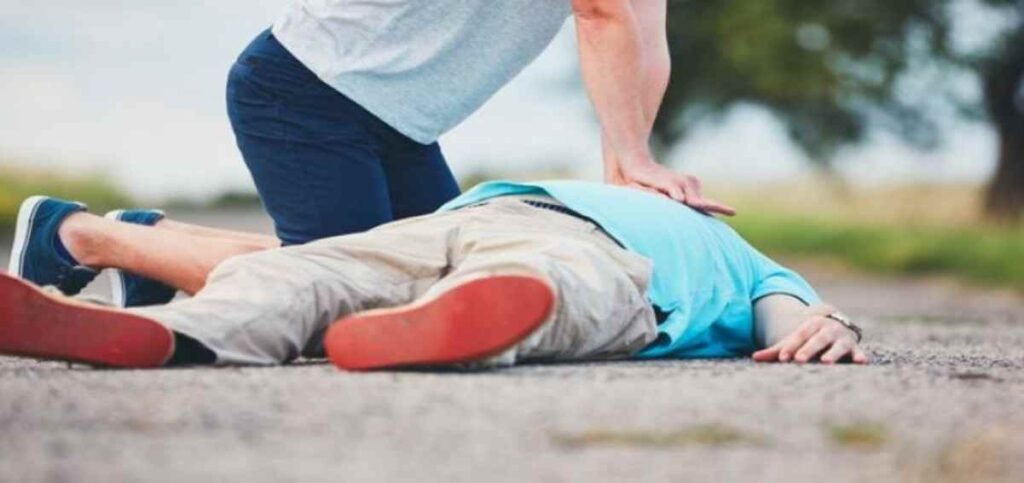 تثبيت المصاب قبل نقله خطوات طبية لانقاذ حياته