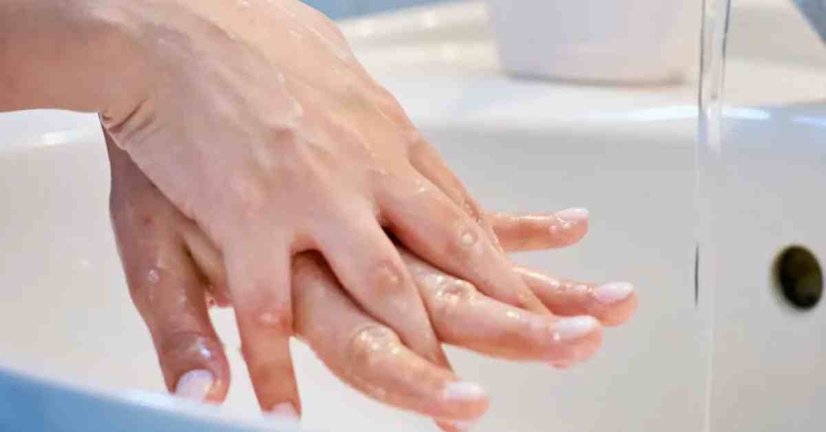 كيفية غسل اليدين وفق معايير منظمة الصحة العالمية
