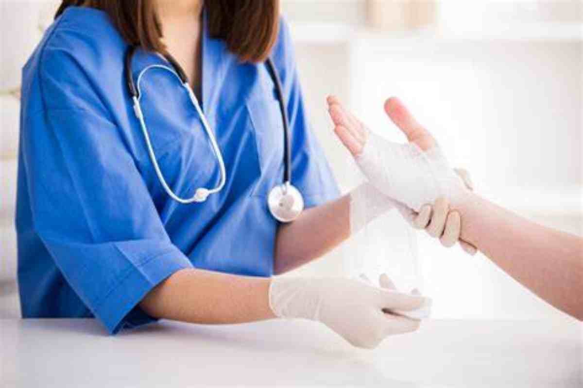 العناية بالجروح المزمنة لضمان التئام سريع وامن