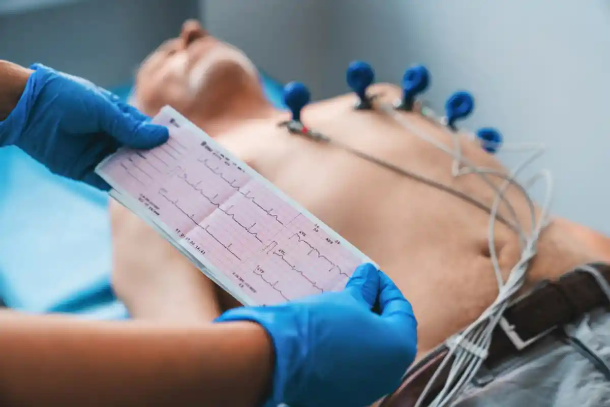 ما هو جهاز تخطيط القلب (ECG)؟ لفحص القلب وأفضل الأجهزة 3 ما هو جهاز تخطيط القلب (ECG)؟ لفحص القلب وأفضل الأجهزة