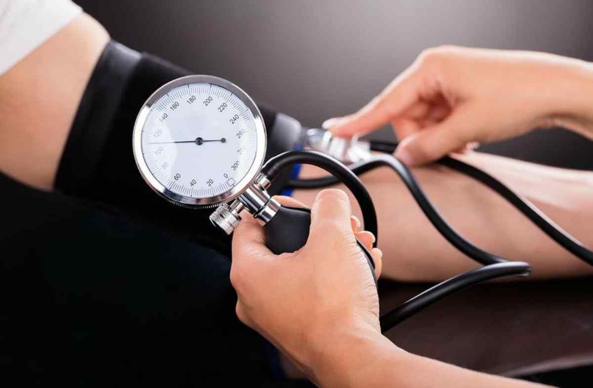 أفضل جهاز ضغط لقياس ضغط الدم في المنزل – مقارنة شاملة
