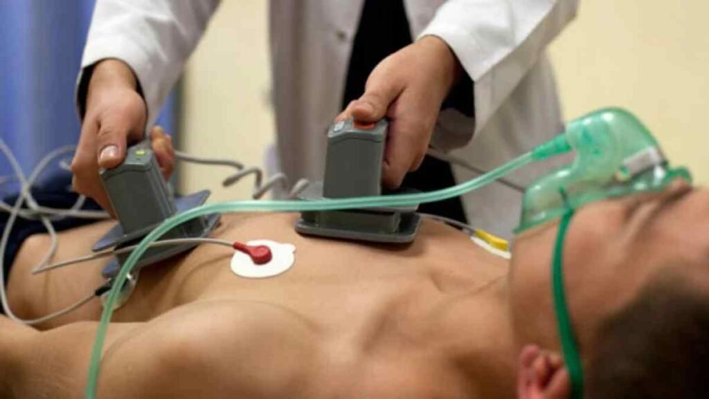 الفرق بين اجهزة الصدمات الكهربائية العادية والمتقدمة