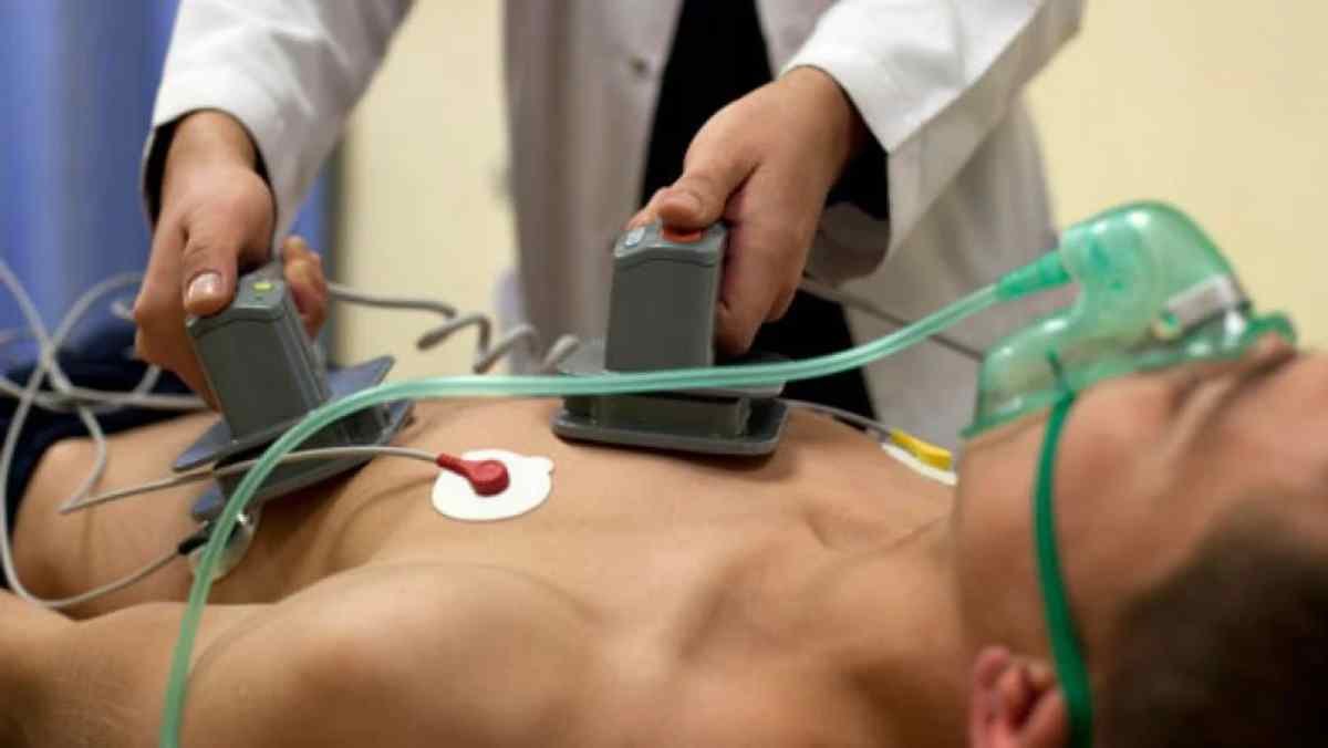 الفرق بين اجهزة الصدمات الكهربائية العادية والمتقدمة 2 الفرق بين اجهزة الصدمات الكهربائية العادية والمتقدمة